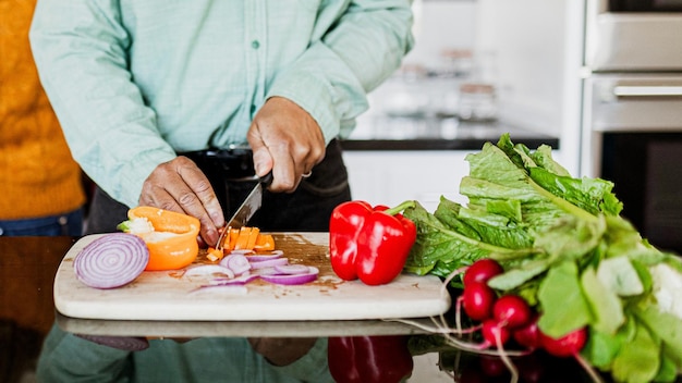 Kuchár pripravuje zeleninový tanier